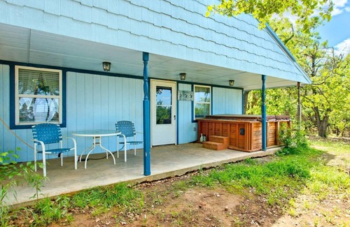 Guthrie Cottage | Charming romantic Guthrie cottage, hot tub, jacuzzi, homemade breakfast, massage