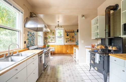 Broadway House | Charming Room in Historic BnB with Parking - Rm 5