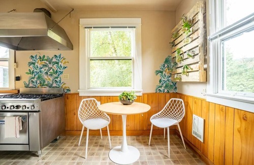 Broadway House | Charming Room in Historic BnB with Parking - Rm 5