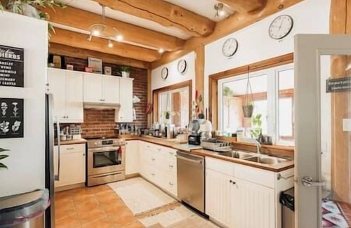 Lac-Saint-Paul House | Charming & Rustic Chalet on Lac Marie Louise