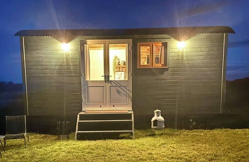 Lydiard Millicent Cabin | Charming Shepherds Hut in peaceful Lydiard Millicent walking distance to pub