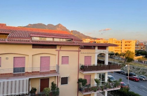 Diamante House | Charming Single Room with Balcony in the Heart of Diamante