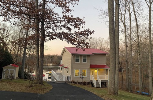 Huddleston House | Charming SML lake front 3-bedroom house with WiFi and AC in beautiful Huddleston