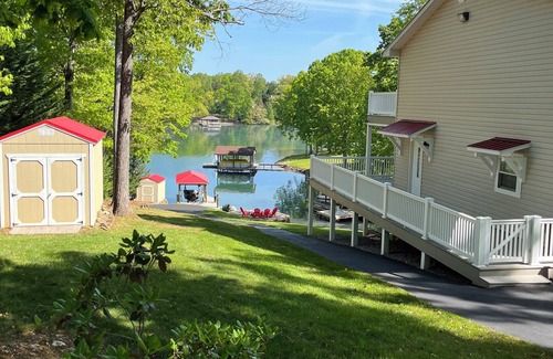 Huddleston House | Charming SML lake front 3-bedroom house with WiFi and AC in beautiful Huddleston