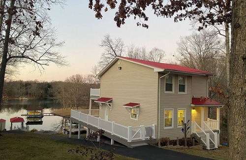 Huddleston House | Charming SML lake front 3-bedroom house with WiFi and AC in beautiful Huddleston