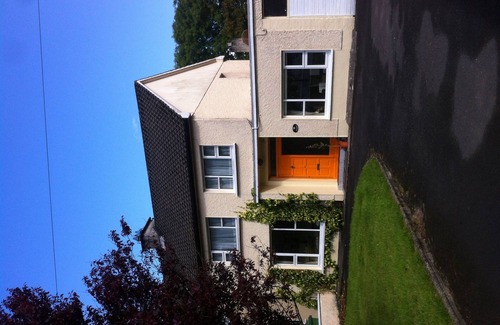 Ballina House | Charming & Spacious 3 bedroom Town House. Large garden. Private parking.