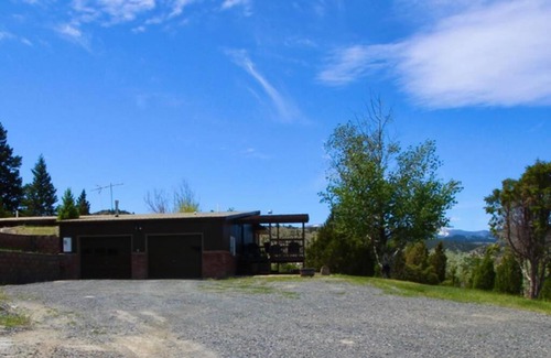 Whitehall House | Charming, Spacious, Contemporary Mountain Retreat