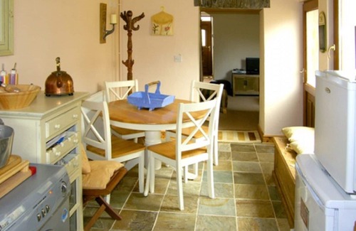 Ammanford House | Charming, Spacious cottage near Gower and Brecon Beacons.Pets welcome free.WI-FI