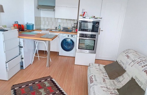 Saint-Jean-de-Brebeuf-sur-Seulles Apartment | Charming Studio in Courseulles-sur-Mer with Wifi and Parking