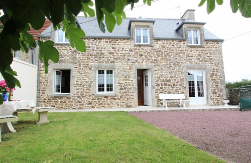 Teurtheville-Bocage Cottage | Charming Stone House Near D-Day Beaches - Enclosed Garden, WiFi, Pet-Friendly, Sleeps 6