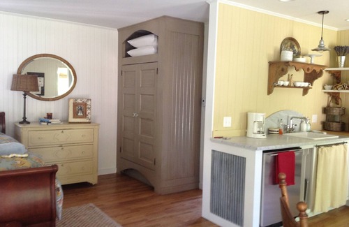 Paonia Cottage | Charming studio cottage on quiet street with beautiful landscaping and gardens.