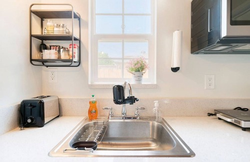 El Monte House | Charming Studio Getaway: Queen Bed, Bathtub, Fast Internet, Patio under a Lemon Tree, On-Site Laundry, and Gated Parking.