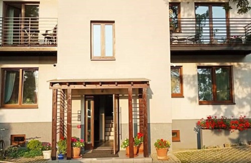 Brynow Apartment | Charming studio in a great location
