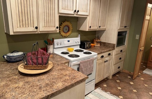 McDonough Apartment | Charming studio. Lake Front view with the most AMAZING sunsets. Poolside oasis!