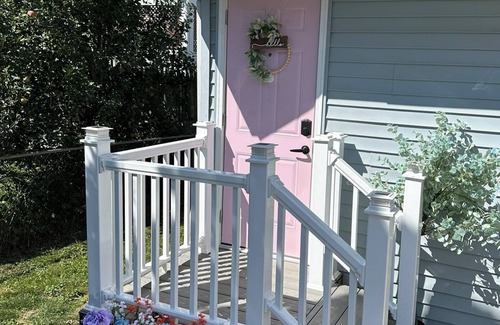Luna Pier Apartment | Charming studio on the lake with beach access, cozy interior and private entry