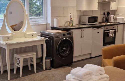 Morcott Apartment | Charming Studio Rutland Point holiday or work
