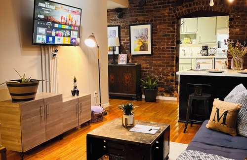 Virginia Highland Apartment | Charming Studio-Style 1BR Apartment Exposed Brick and Full Kitchen-Midtown ATL