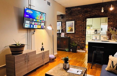 Virginia Highland Apartment | Charming Studio-Style 1BR Apartment Exposed Brick and Full Kitchen-Midtown ATL