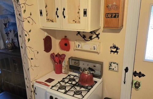 Sunset Park Apartment | Charming studio with WiFi and AC in delightful Santa Monica