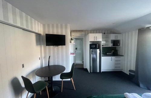 Lake Hayes Apartment | Charming Studio with Remarkable views
