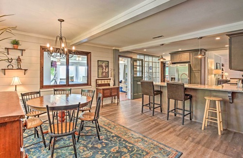 Summerville House | Charming Summerville Home w/Yard & Sunroom!