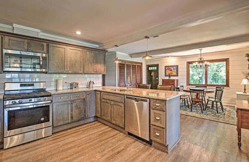 Summerville House | Charming Summerville Home w/Yard & Sunroom!