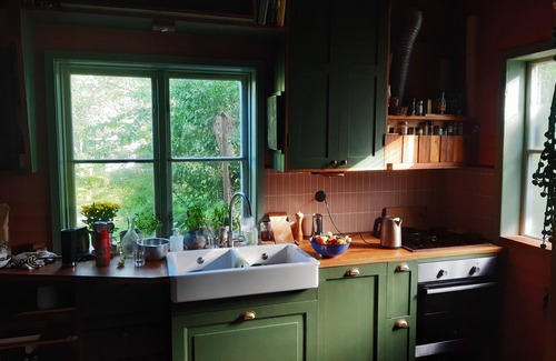 Drottningholm Cabin | Charming Swiss Retreat with Garden, 3 minutes from the lake