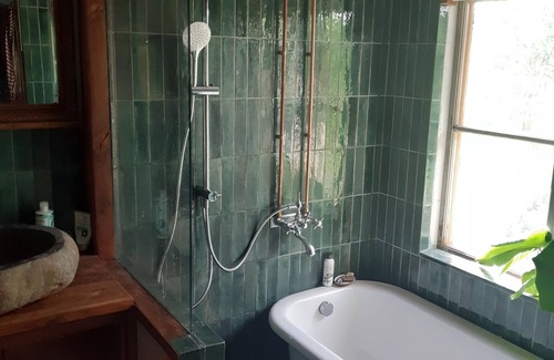 Drottningholm Cabin | Charming Swiss Retreat with Garden, 3 minutes from the lake