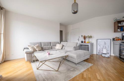 Les Lilas Apartment | Charming Terrace Apt Near Paris - Olympics