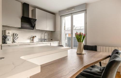 Les Lilas Apartment | Charming Terrace Apt Near Paris - Olympics