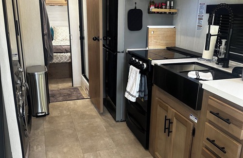 Grove Cabin | Charming Tiny Home on Grand Lake near Grove with boat ramp access!