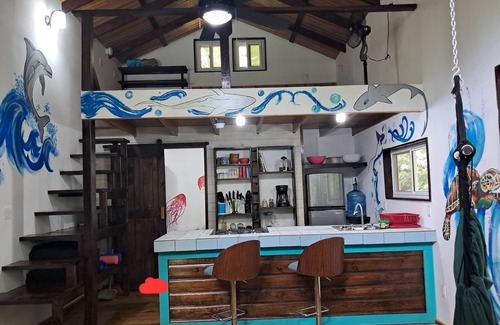 Carenero Island Cottage | Charming Tiny House, 1 minute walk to surf and beaches, peaceful.