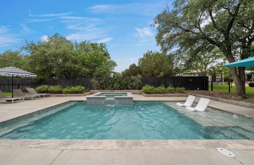 Crawford Cabin | Charming Tiny House Getaway with Pool: 20 minutes from Baylor and Magnolia!