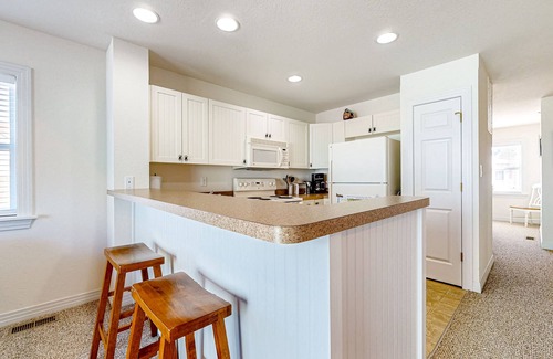 Bermuda Bay House | Charming townhouse - Community pool, gym & balcony - near golf, parks, & beaches