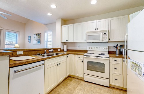 Bermuda Bay House | Charming townhouse - Community pool, gym & balcony - near golf, parks, & beaches