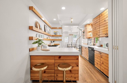 Old Town West House | Charming Townhouse in Historic Old Town Alexandria - Perfect for Families and Groups