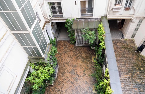 Quartier de la Place-Vendome Apartment | Charming Tuileries/ 1 Bed Apt next to Musee Du Louvre