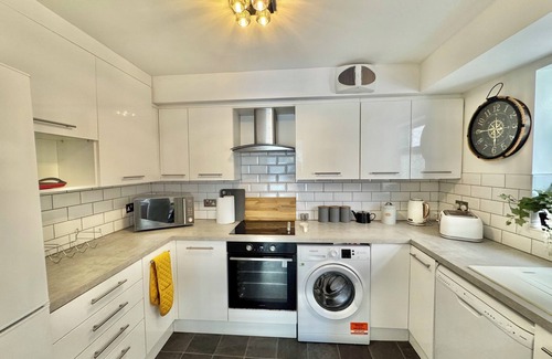 Bournemouth Apartment | Charming Two Bedroom Apartment Near Beach, Town and Meyrick Park - Free Parking