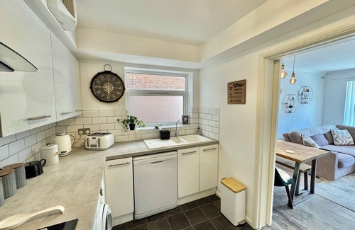 Bournemouth Apartment | Charming Two Bedroom Apartment Near Beach, Town and Meyrick Park - Free Parking