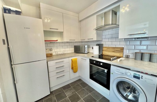Bournemouth Apartment | Charming Two Bedroom Apartment Near Beach, Town and Meyrick Park - Free Parking