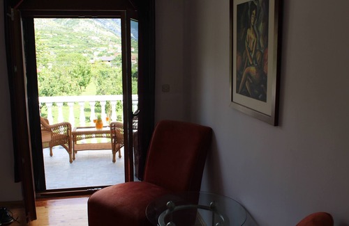Blagaj Villa | Charming two bedroom chalet with the pool and vineyard