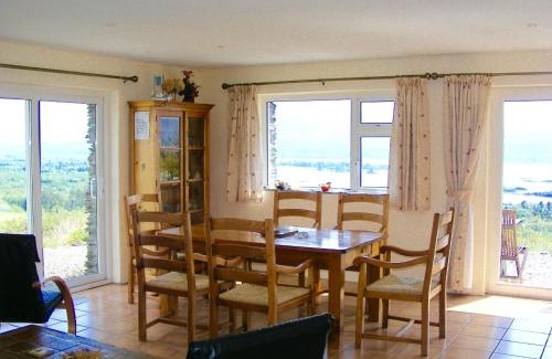 Templenoe House | Charming Two Bedroom Cottage with Magnificent Sea Views. 10 minutes from Kenmare