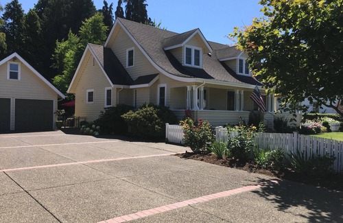 Eugene House | Charming Two-story 1940s 4-Bdroom home, 10-15 min. from University of Oregon