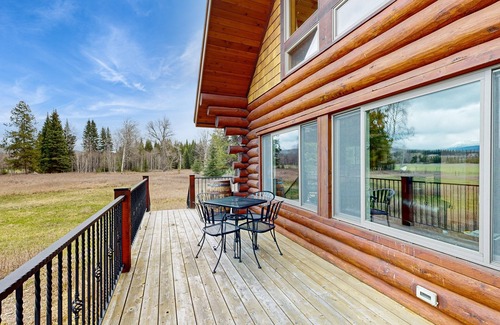 Polebridge Cabin | Charming two-story cabin with a wood stove - near Glacier National Park
