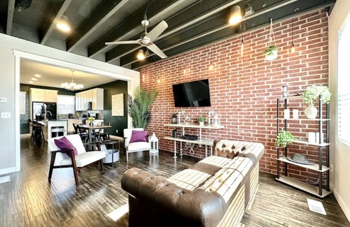 Midvale House | Charming updated LOFT style townhouse!