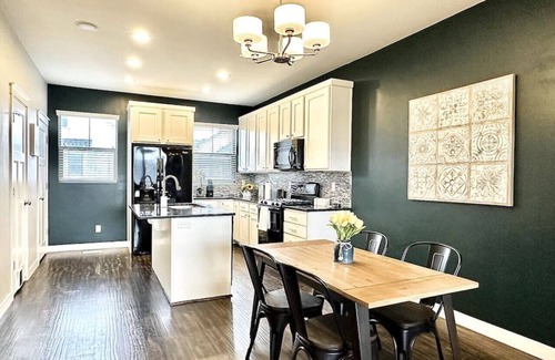 Midvale House | Charming updated LOFT style townhouse!