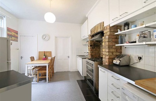 Leyton House | Charming Urban 2BD Flat with Garden, East London