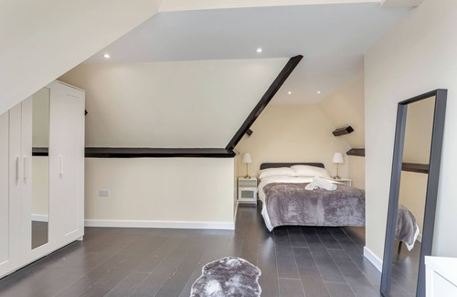 High Barnet Apartment | Charming Urban 2-Bedroom Retreat
