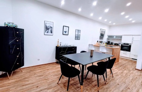Schwandorf House | Charming Vacation Home “Ludwig der XVI” with Wi-Fi, Terrace & Garden