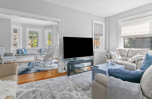 Off Broadway House | Charming Victorian with Porch+Patio - Walk to everything in Newport!